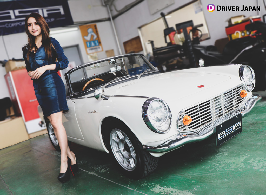 亜細亜自動車にて整備中のホンダ S600とKANAMIちゃん