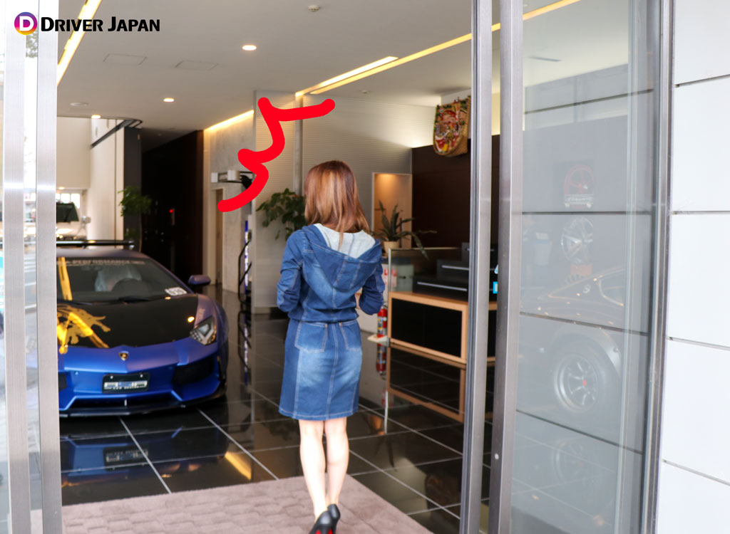 亜細亜自動車のショールーム玄関に入るKANAMIちゃん