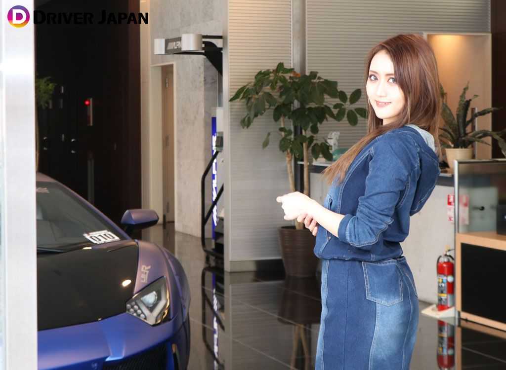 亜細亜自動車のショールーム玄関口で笑顔を見せるKANAMIちゃん