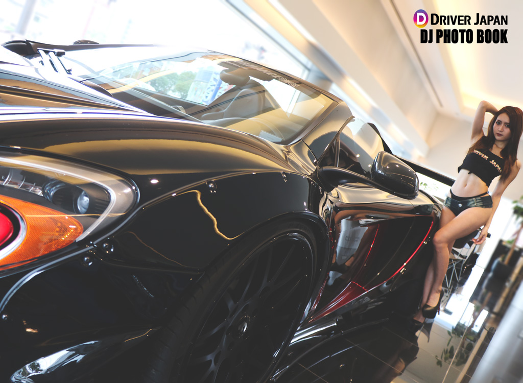 マクラーレンのセクシーなサイドラインに車両立ちするKANAMIちゃん