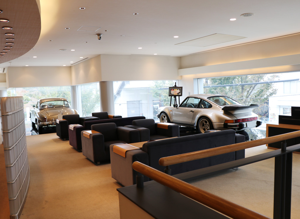 亜細亜自動車のショールーム2階