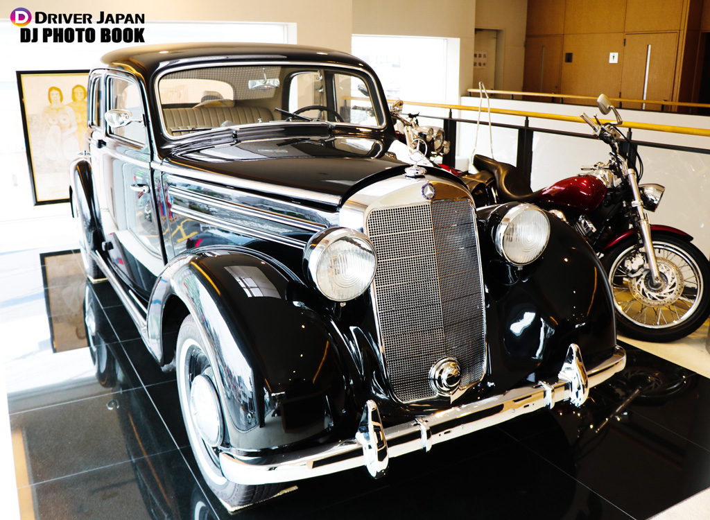 亜細亜自動車に展示されているメルセデスベンツ170Sとバイク