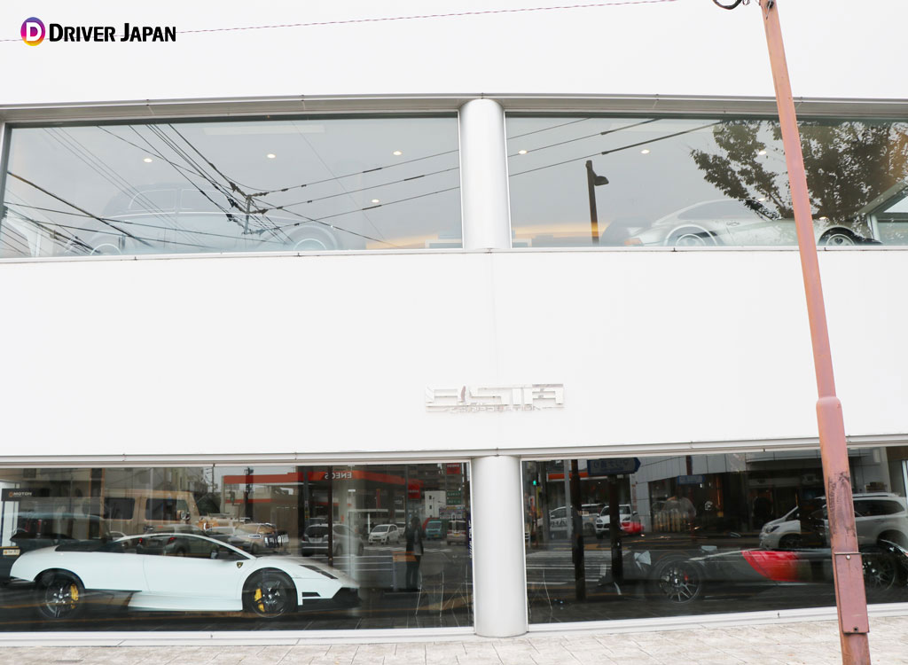 亜細亜自動車本社のショールームの外観