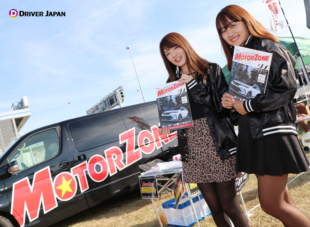 出店ブースの美女二人