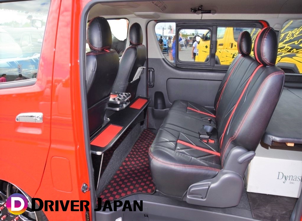 スーパーカーニバル2018参加ブースのハイエースの内装