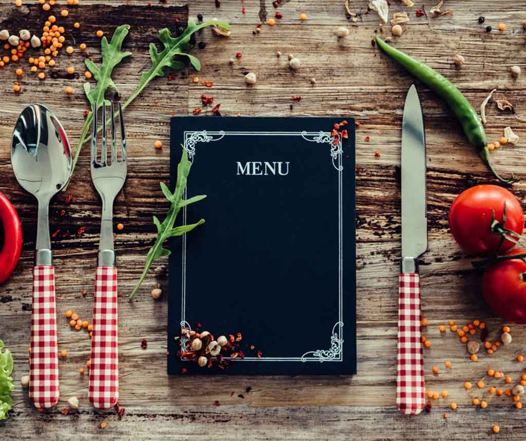 テーブルに置かれたメニュー