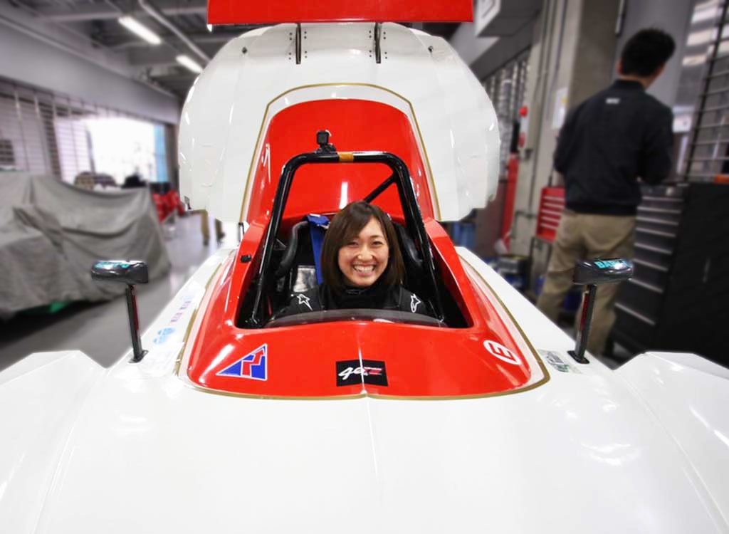 車両に乗る笑顔の池島実紅ちゃん