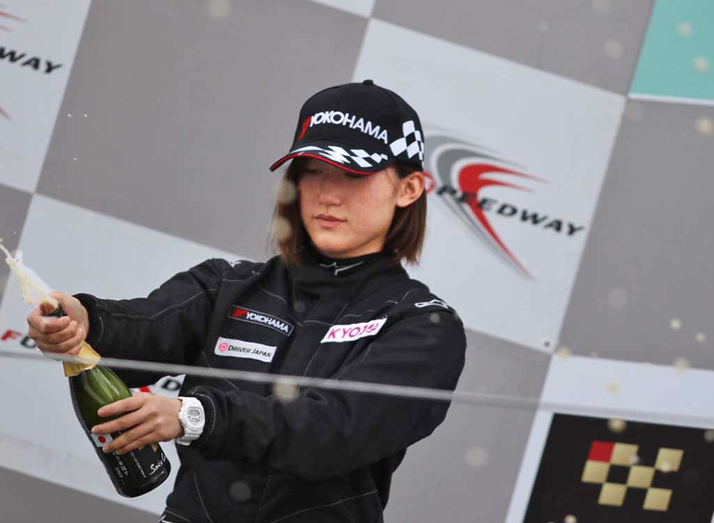 シャンパンを空ける池島実紅