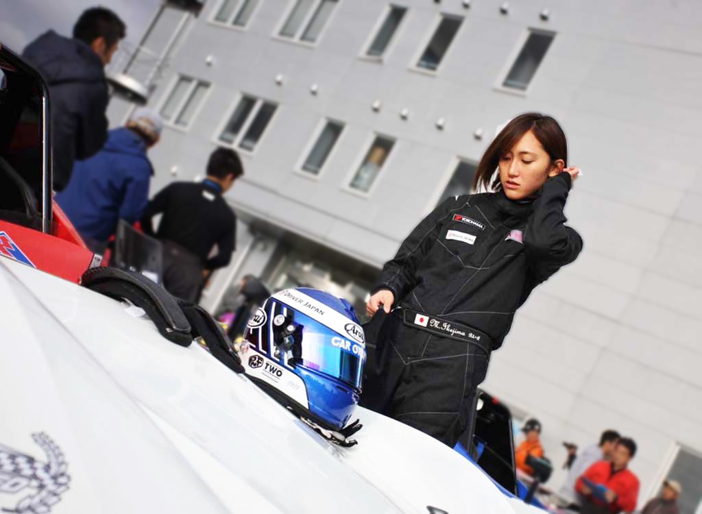 髪をかき上げる池島実紅ちゃん