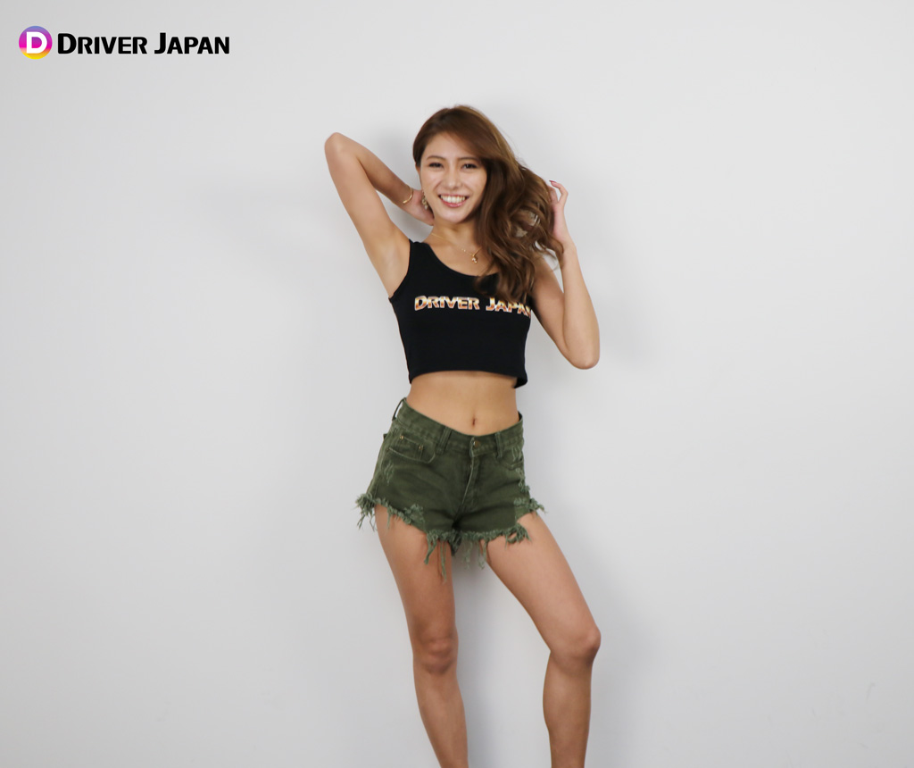 ポーズを取るLISA