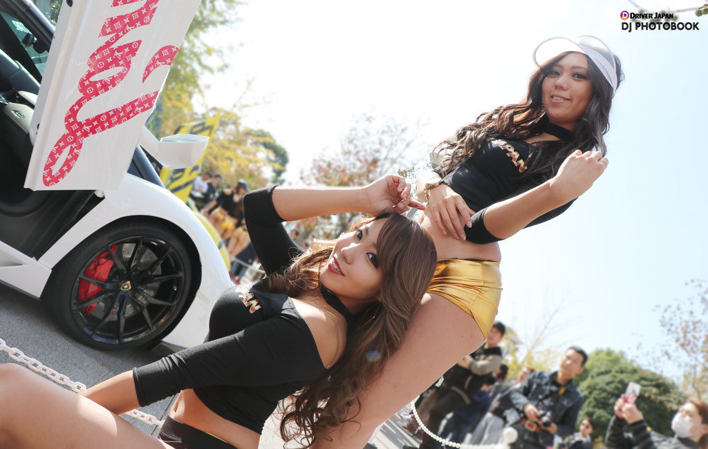 ポージング中のSHIHORIとYUU