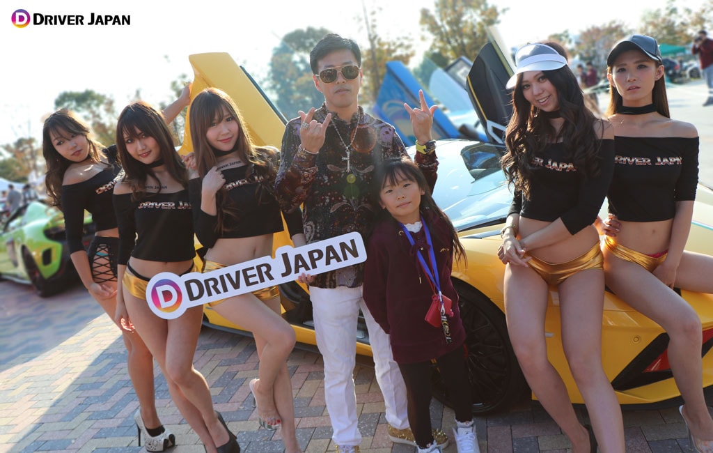車両のオーナーさんと撮影するDRIVER JAPAN GIRLS