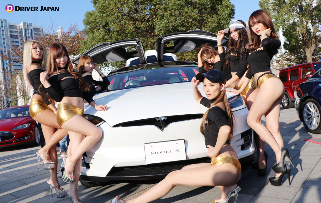 テスラブース前でドライバージャパンガールズと記念撮影
