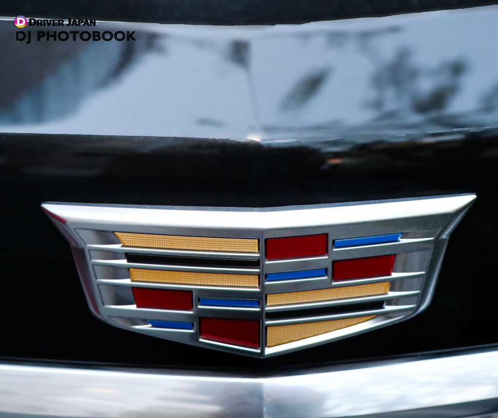 XT5についている、キャデラックのエンブレム