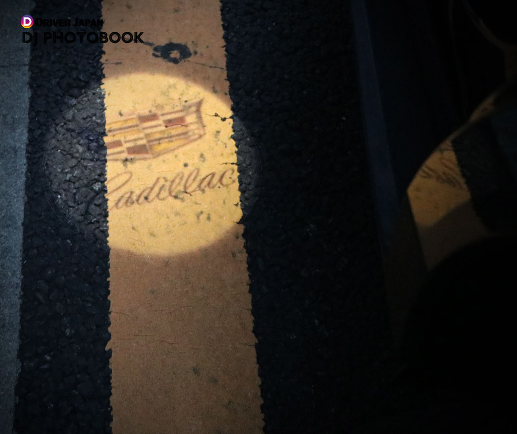 キャデラックXT5のエンブレムライト（イルミネーション）