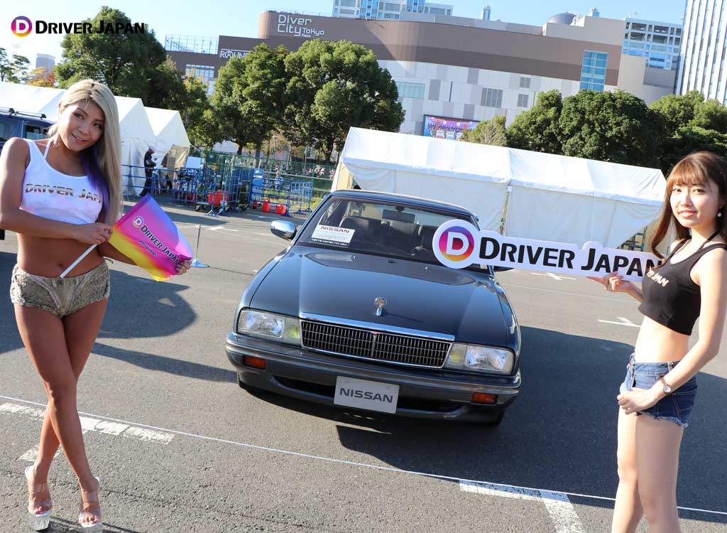東京モーターフェスでDRIVER JAPAN GIRLSと日産・セドリックシーマの撮影