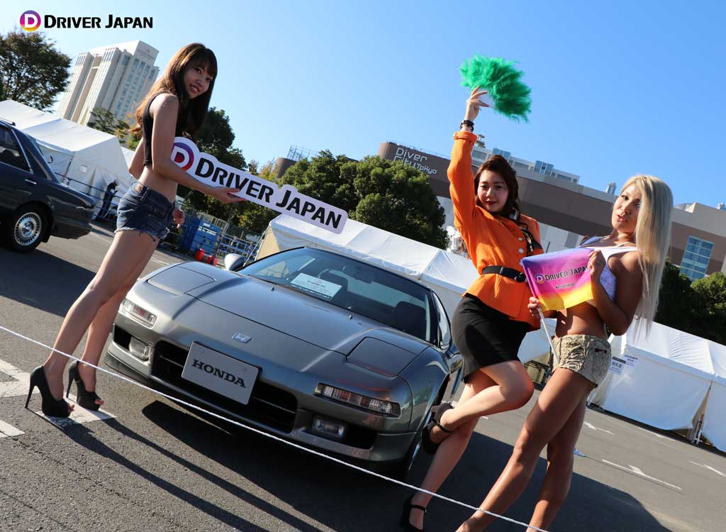 東京モーターフェスのガリバーブースにてグレーカラーのホンダ・NSXと記念撮影