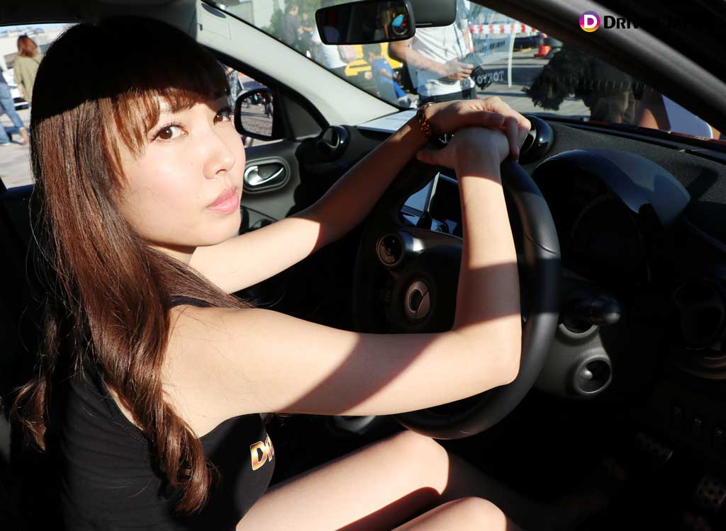 メルセデス・ベンツ「スマート フォーフォー BRABUS sports」の運転席に乗るYUIKAちゃん