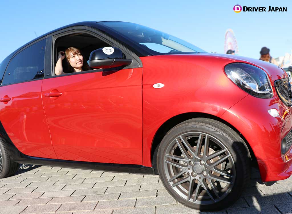 メルセデス・ベンツ「スマート フォーフォー BRABUS sports」に乗るYUIKAちゃん