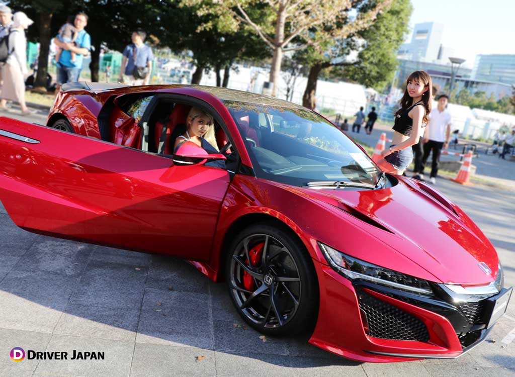 ホンダ・新型NSXのシートに座るLINAちゃんと車両立ちするYUIKAちゃん