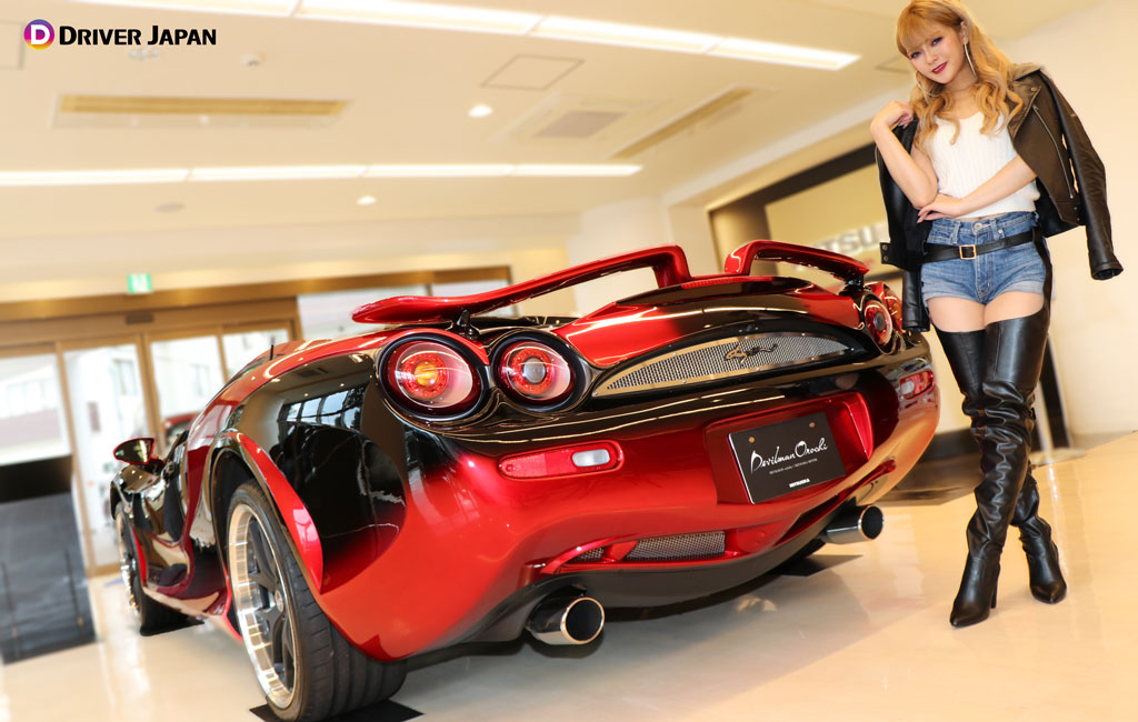 デビルマンオロチのバックショットに合わせてポーズをするドライバージャパンガールズのSUMIKA