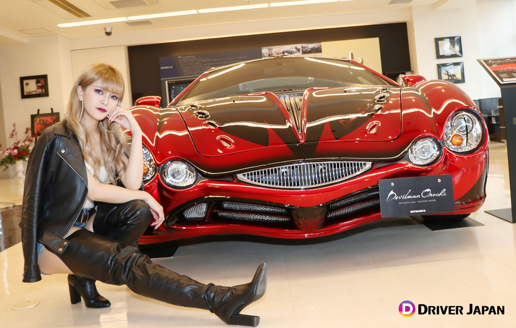 デビルマンオロチとしゃがんでポーズをするSUMIKAちゃん