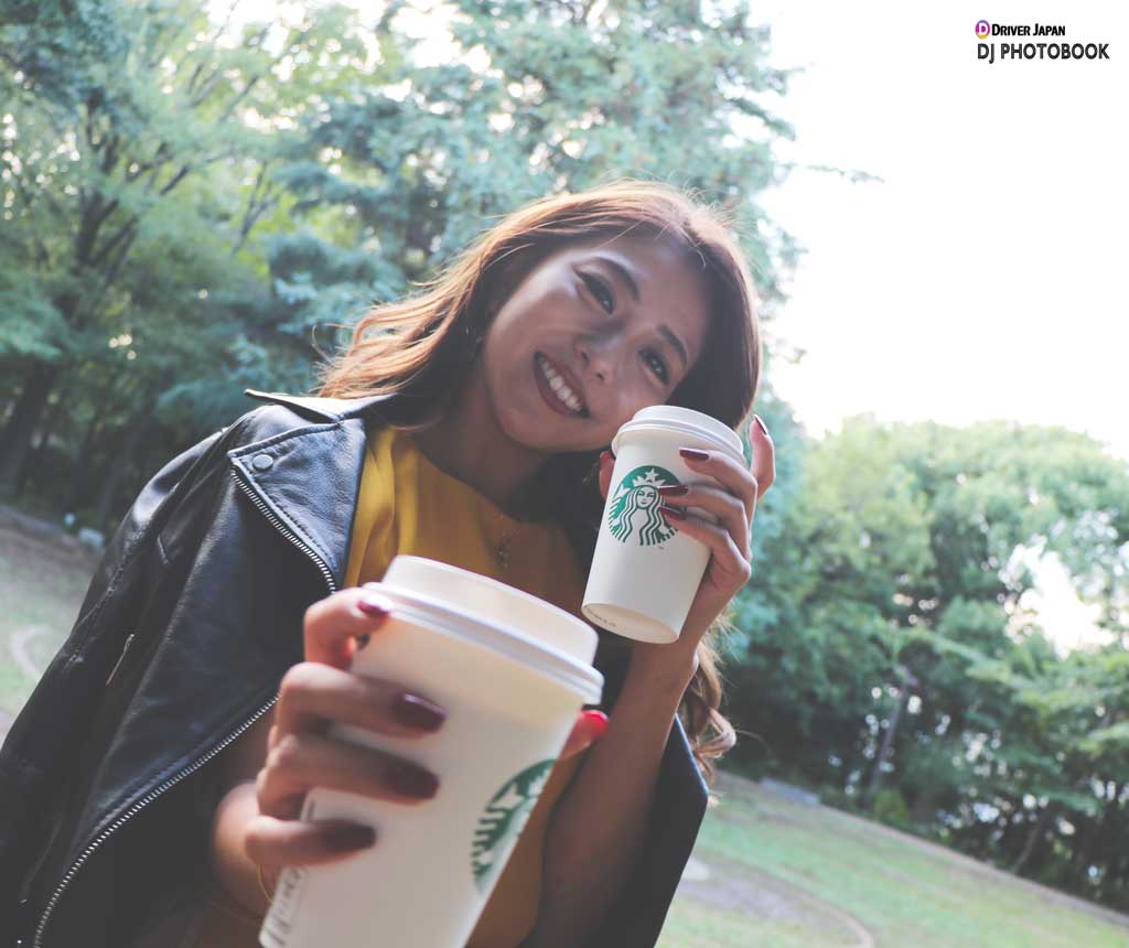 コーヒーを渡そうとしているLISA