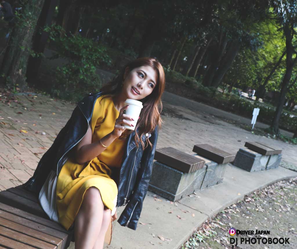 公園でコーヒーを飲むLISA