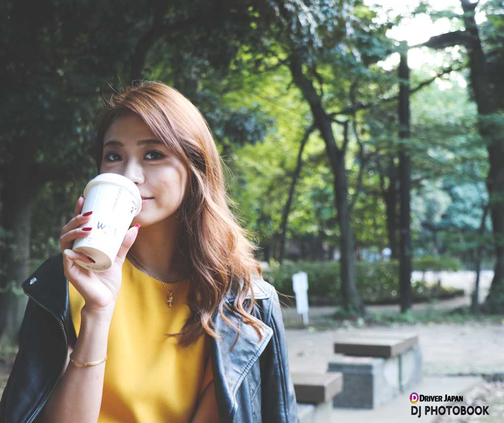 コーヒーを飲みながらこっちを見るLISA