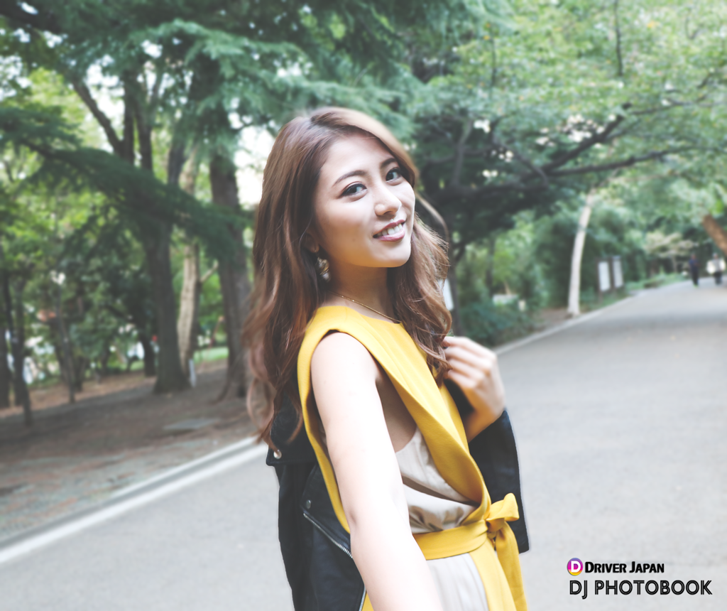 手を引っ張るLISA