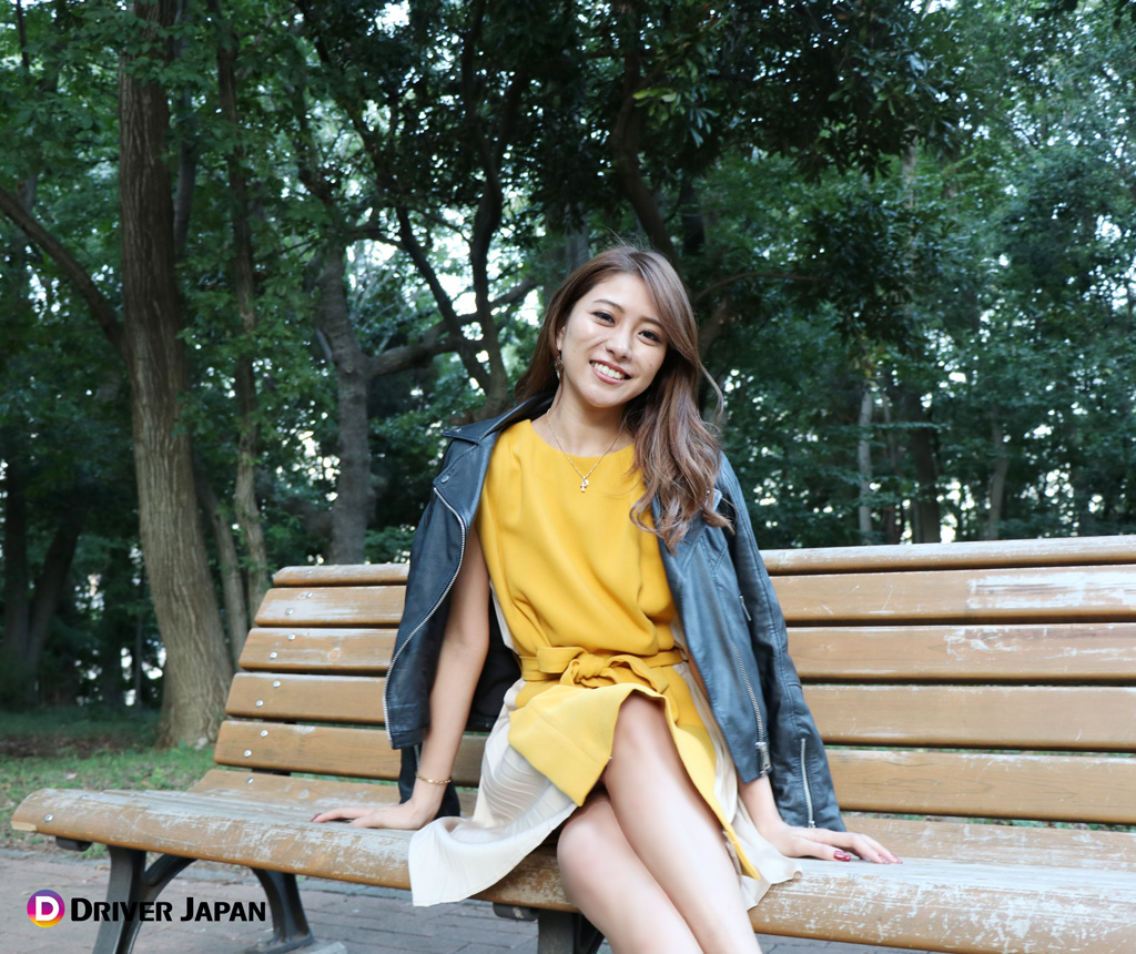 公園のベンチに座るLISAを撮影