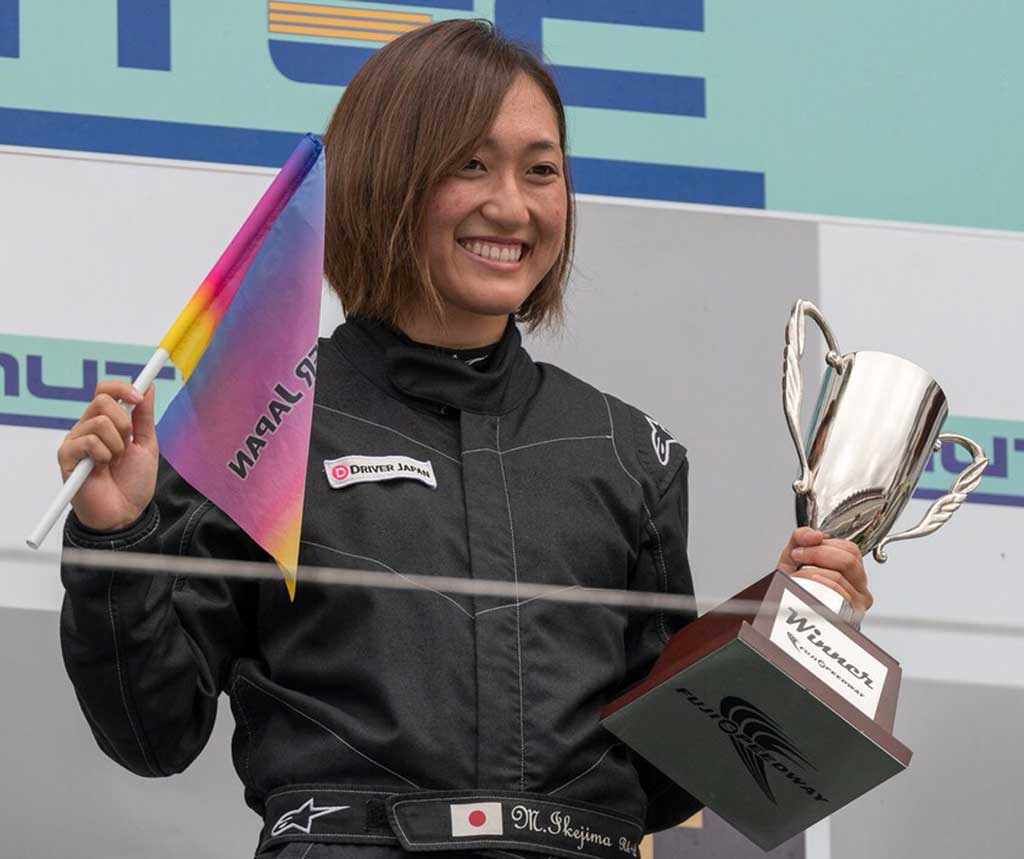 池島実紅ちゃんとドライバージャパンのフラッグ