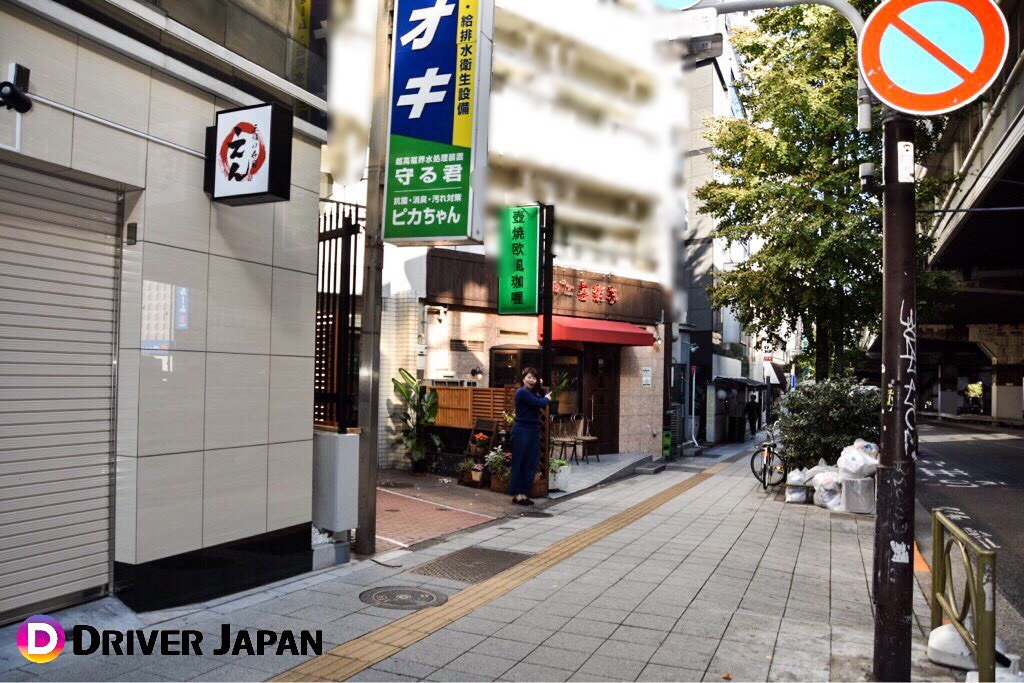 ビストロ喜楽亭を道から見た様子　あっこが指をさしている