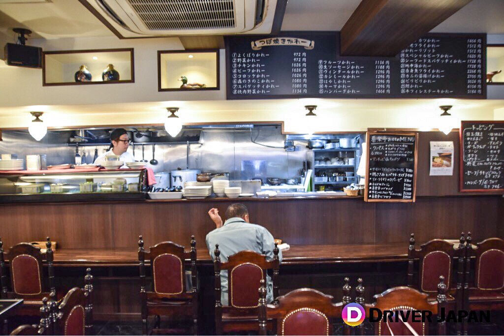 ビストロ喜楽亭　店内の様子　カウンター席とキッチン