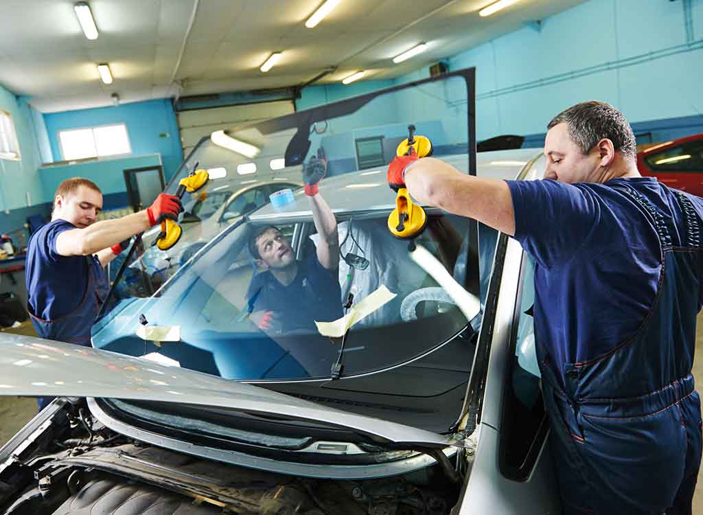 修理中のフロントガラス