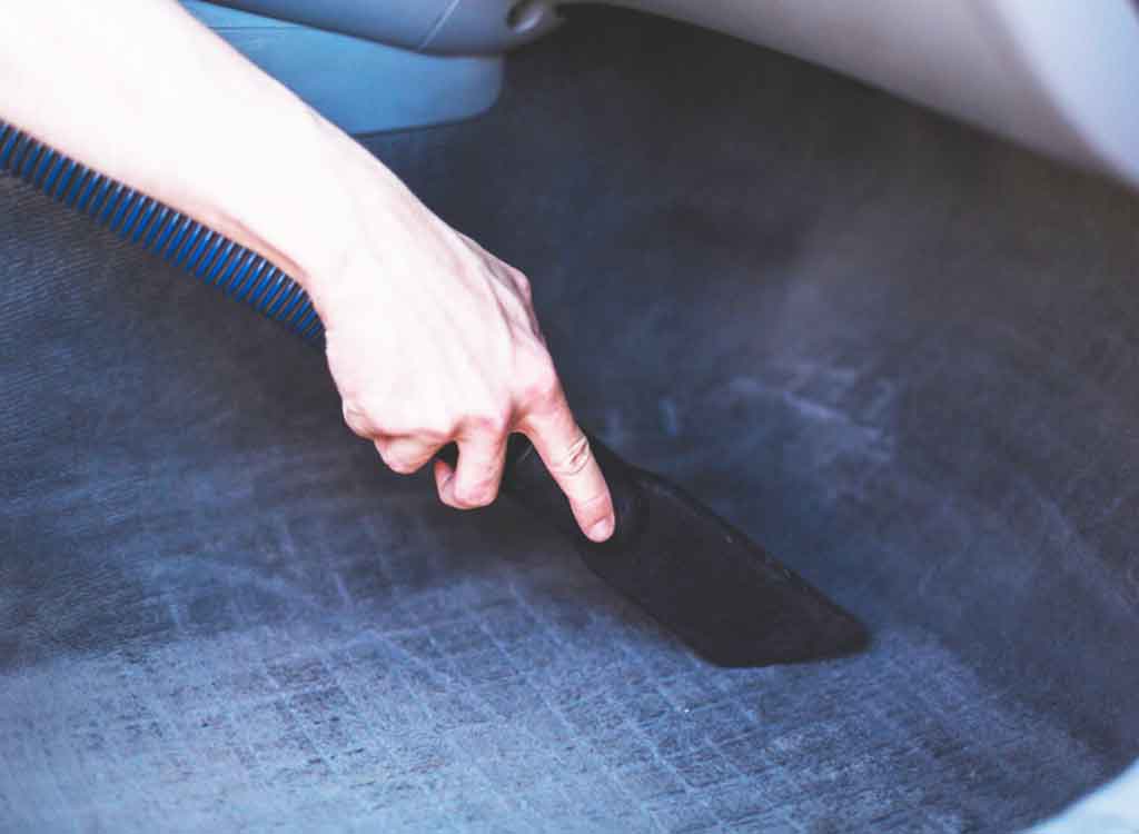 シートのシミを掃除機で吸引