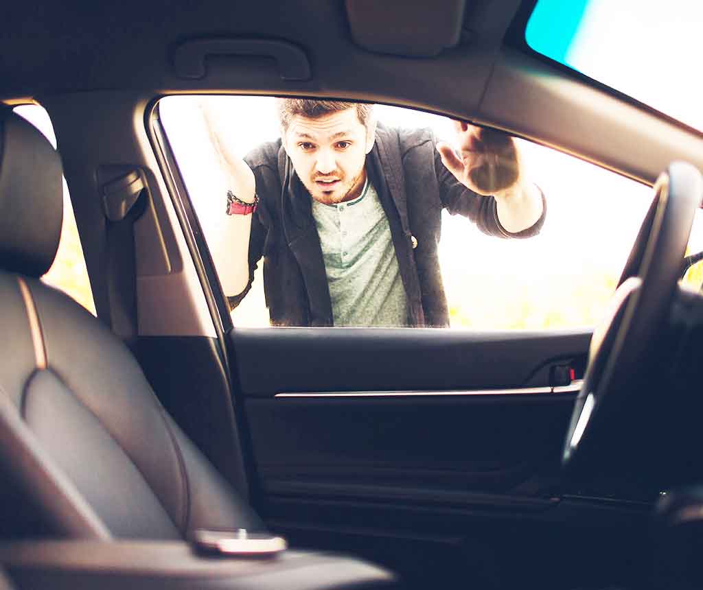 車の鍵を閉じ込めた男性