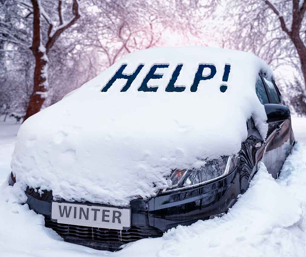 凍った車のフロントガラスに書かれた「HELP！」の文字