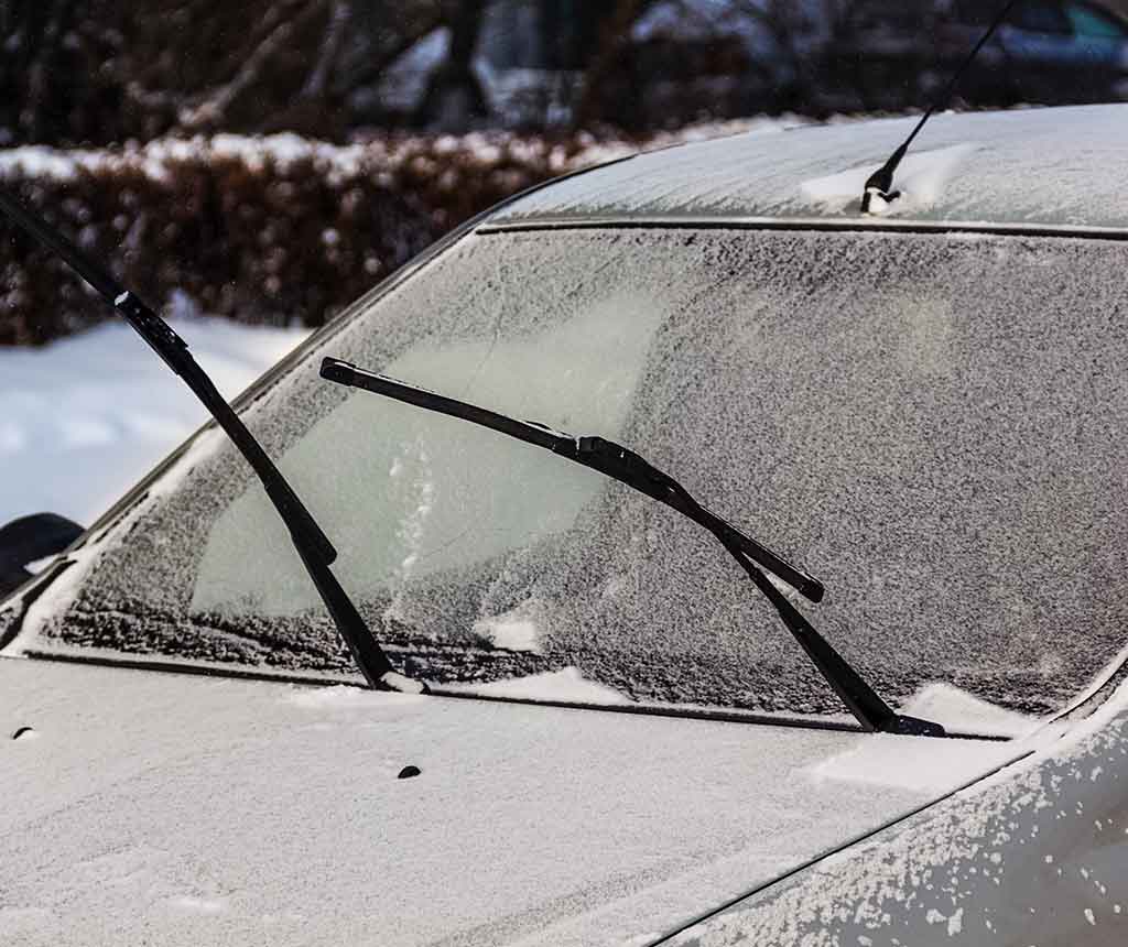 フロントガラスが凍った車