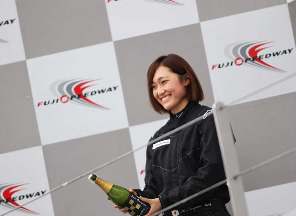 ロードスターカップ最終戦後にシャンパンを開ける池島実紅@富士スピードウェイ