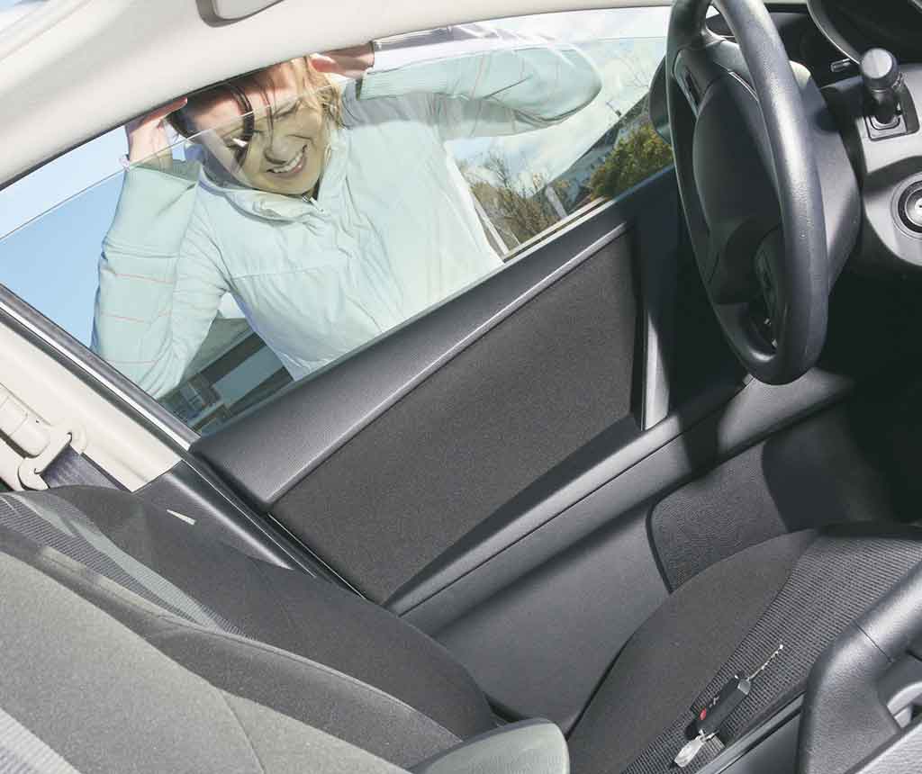 車の鍵を閉じ込めた男性