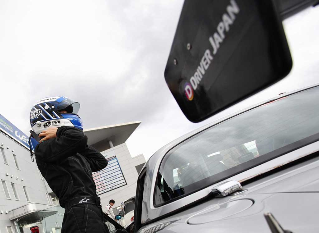 ヘルメットを被る池島実紅とDRIVER JAPANの文字