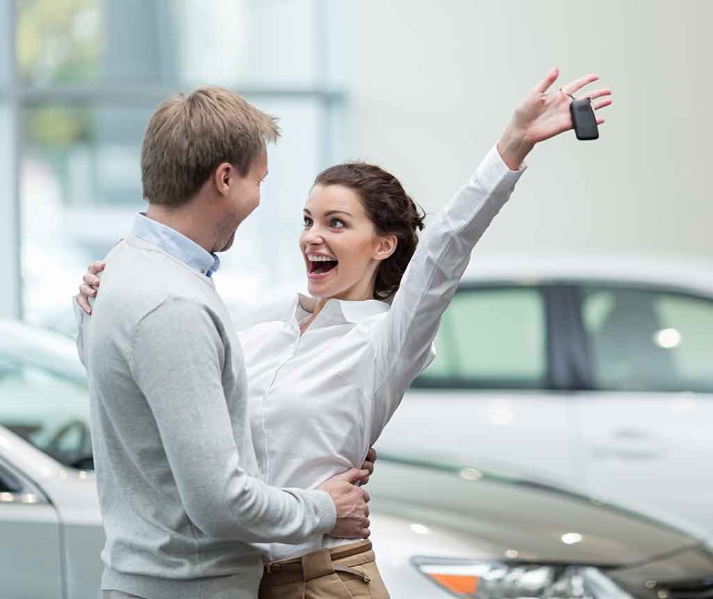 車の鍵を取り出せた男女