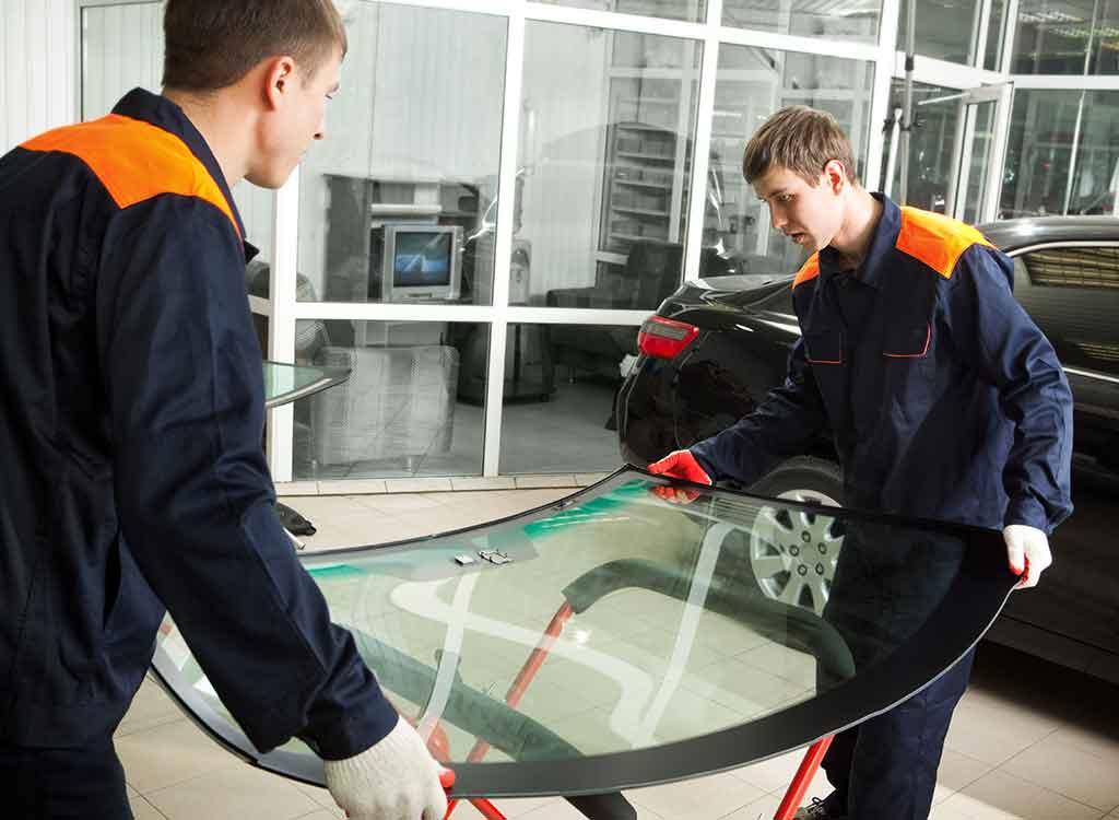 修理中のフロントガラス