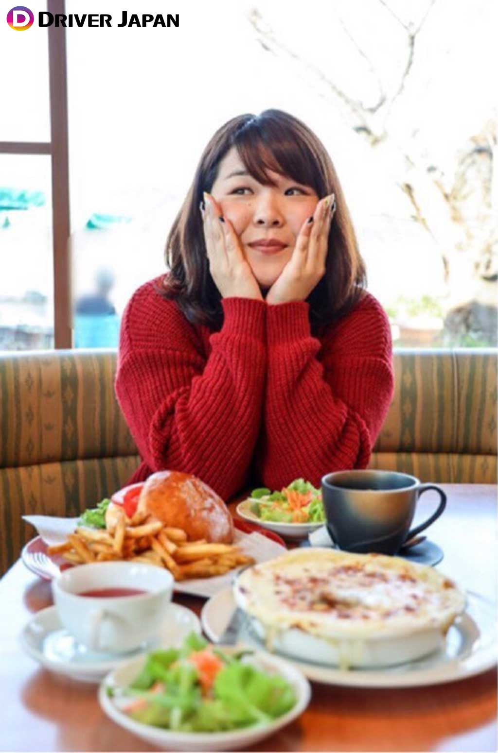 【なぎさ橋珈琲】なぎさバーガーとスパゲッティーミートグラタンに囲まれて嬉しそうなあっこ