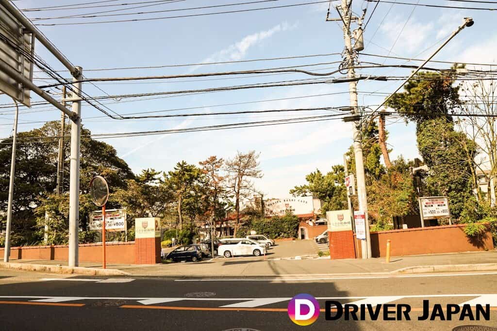 なぎさ橋珈琲 道路から見た駐車場の様子