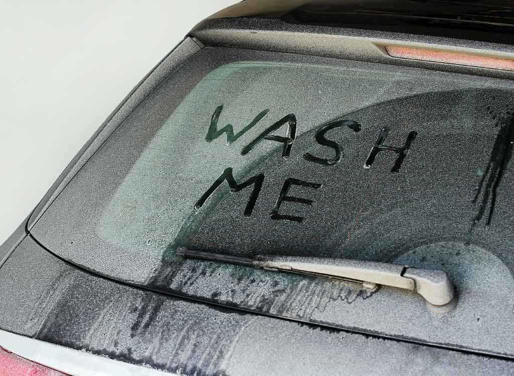 「WASH ME」と書かれたフロントガラスの文字