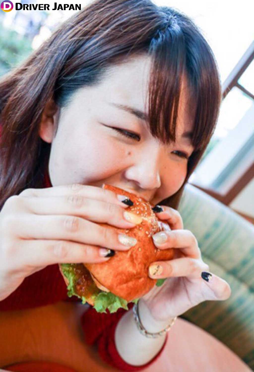 【なぎさ橋珈琲】なぎさバーガーを食べるあっこ