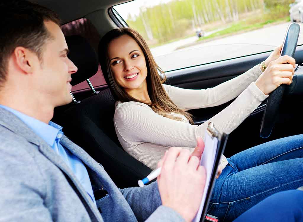 ペーパードライバー講習中の男女