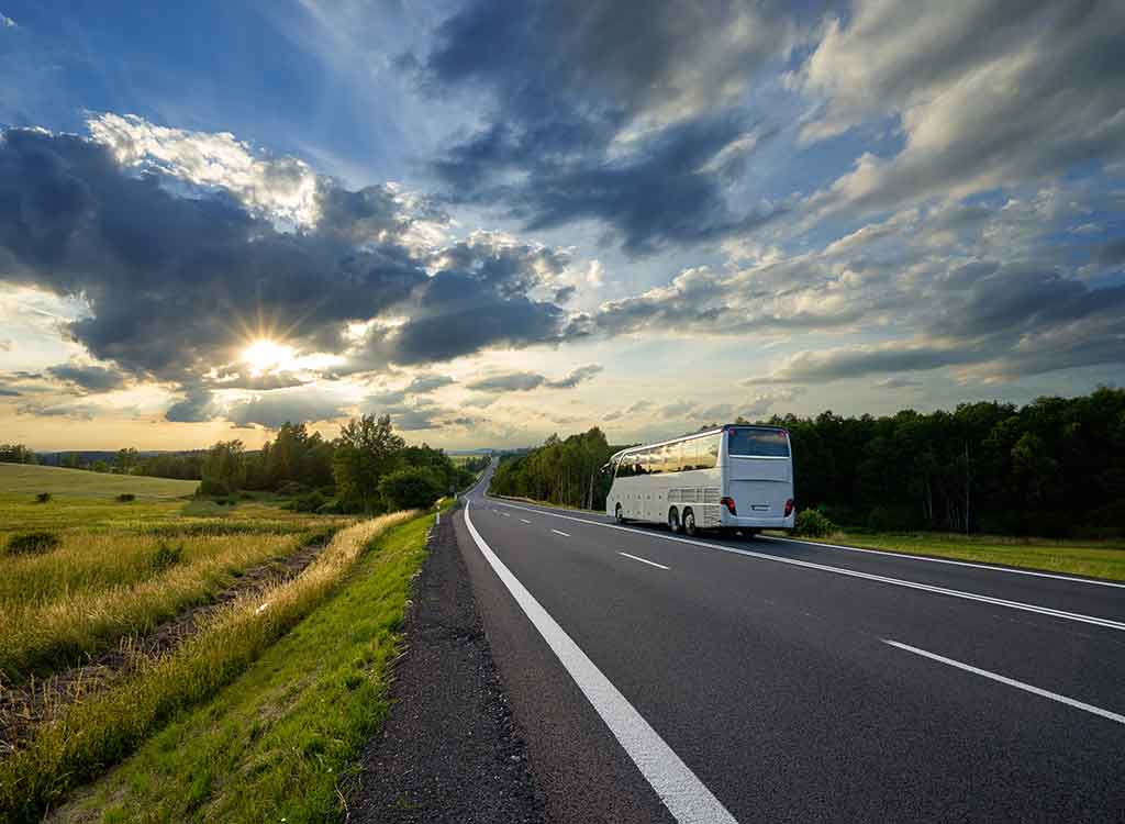 夕方の人気のない公道